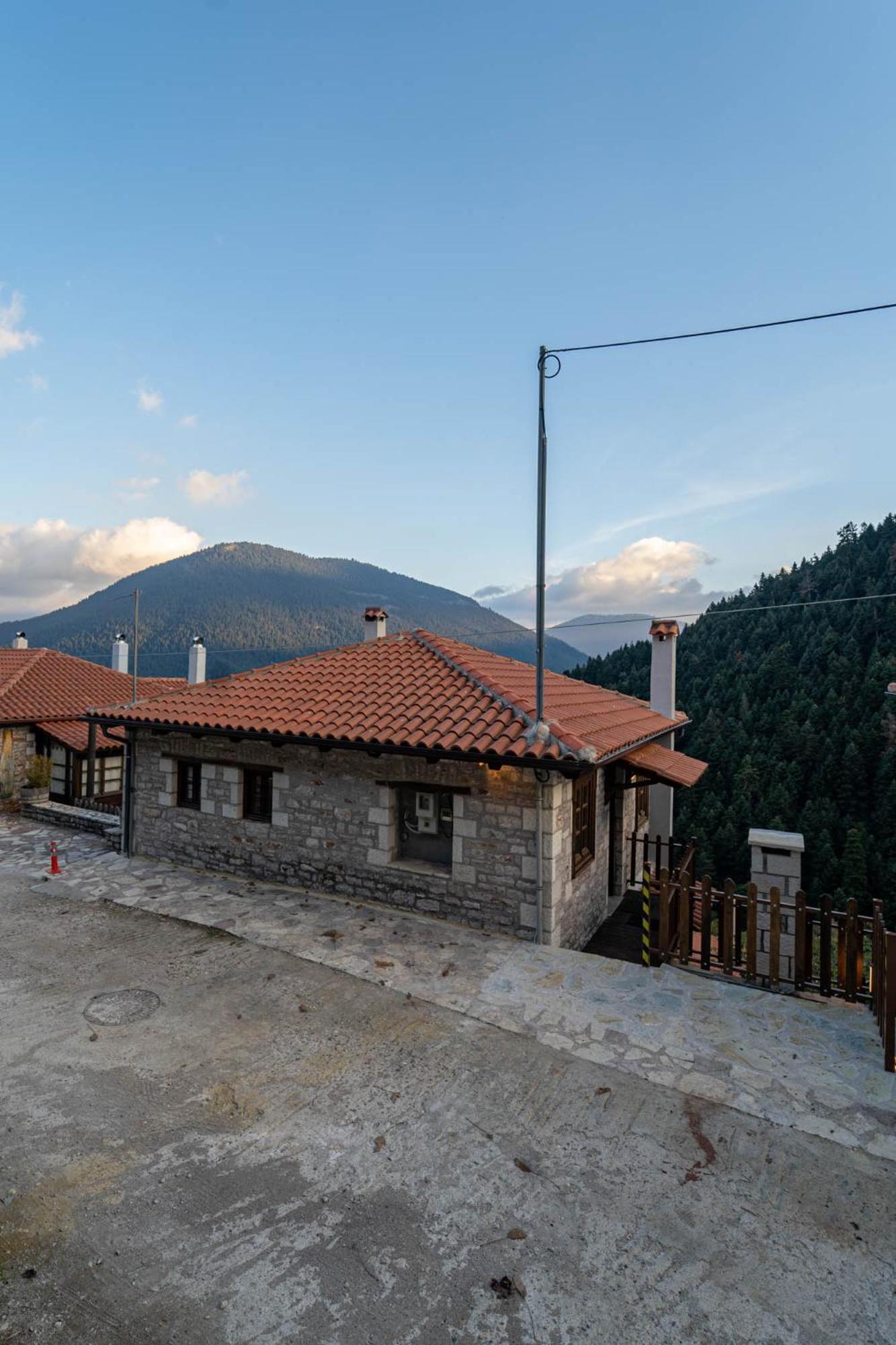Villa Korfes-Κορφές Τριώροφη Βίλα Για Οικογένειες Και Παρέες Karpenisi ภายนอก รูปภาพ
