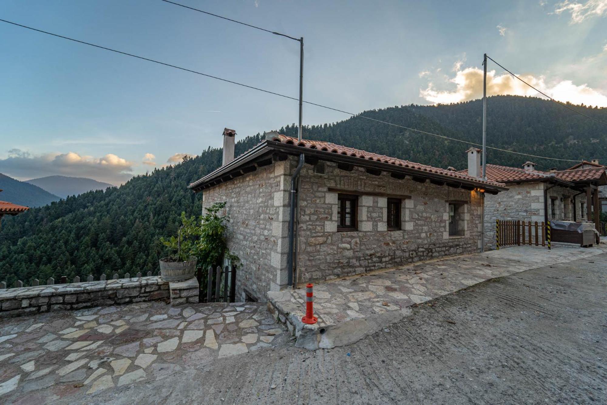 Villa Korfes-Κορφές Τριώροφη Βίλα Για Οικογένειες Και Παρέες Karpenisi ภายนอก รูปภาพ