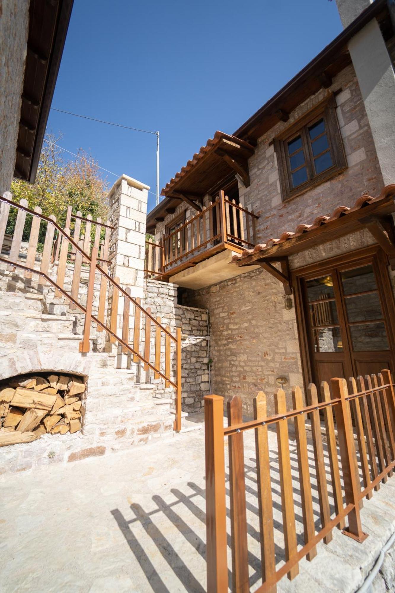 Villa Korfes-Κορφές Τριώροφη Βίλα Για Οικογένειες Και Παρέες Karpenisi ภายนอก รูปภาพ